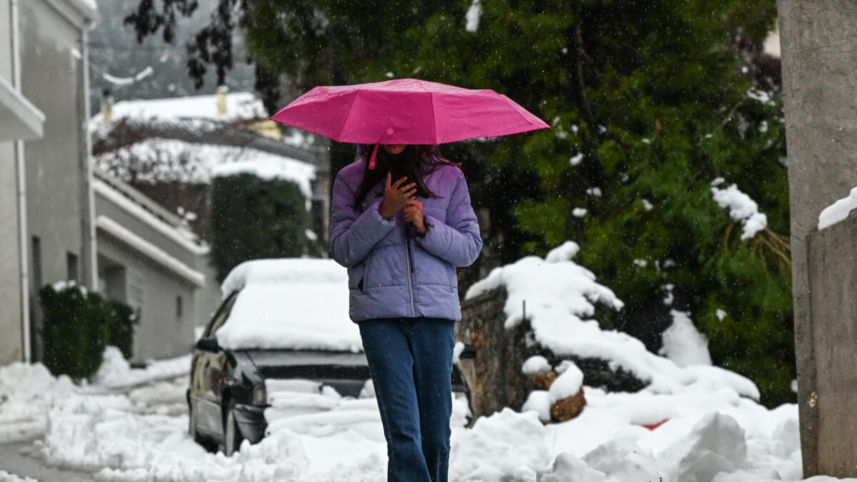 Καιρός: Τσουχτερό κρύο και χιόνια έως την Τετάρτη και μετά βροχές και στην Αττική – Ανεβαίνει αισθητά η θερμοκρασία από το επόμενο Σάββατο