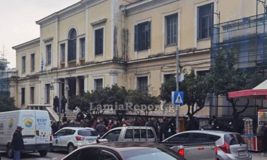 Λαμία: Ρομά επιχείρησε να χτυπήσει με αυτοκίνητο τον πρόεδρο της Ανθήλης – Ένταση έξω από τα δικαστήρια