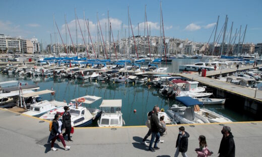 Κόσμος στη Μαρίνα Ζέας