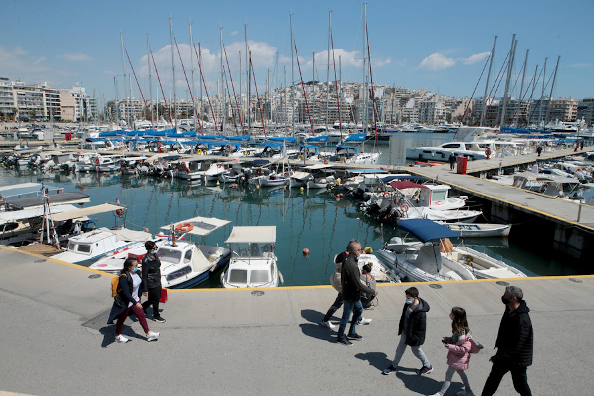 Κόσμος στη Μαρίνα Ζέας