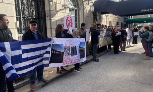 Ομογενείς στη Νέα Υόρκη διαδήλωσαν για τα Τέμπη