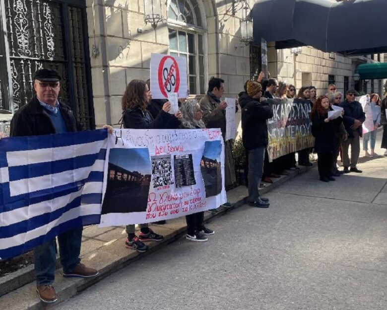 Τέμπη: Ομογενείς στη Νέα Υόρκη διαδήλωσαν για την τραγωδία και ζητούν δικαιοσύνη