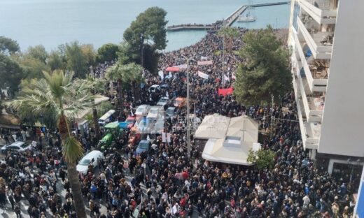 Τέμπη: Χιλιάδες διαδηλωτές στο Βόλο ζητούν δικαίωση – Συγκλονιστικές εικόνες από την «πλημμυρισμένη» παραλία