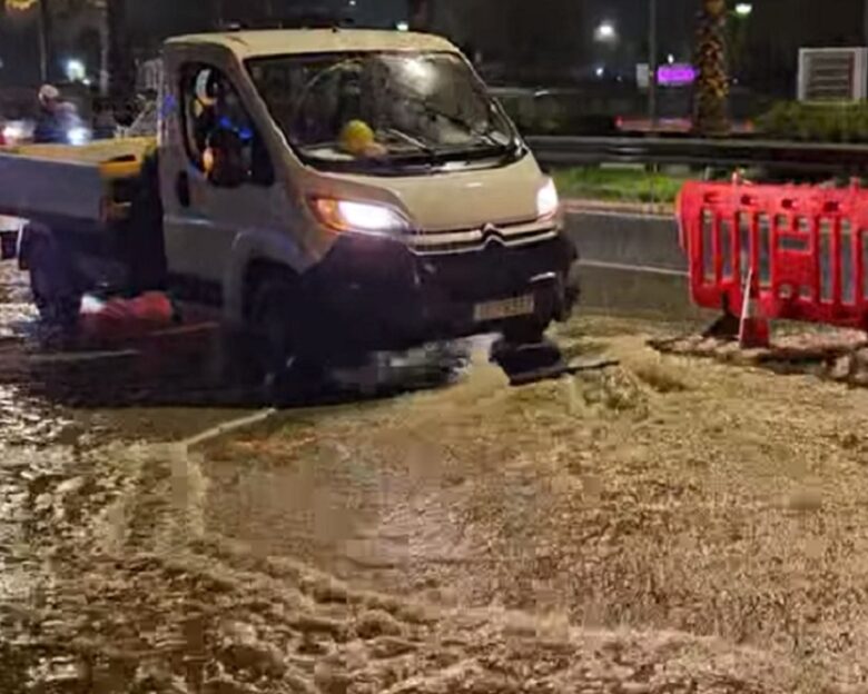 Η Ποσειδώνος πλημμύρισε και πάλι με βοθρολύματα – Τινάχθηκε καπάκι λόγω της βροχής