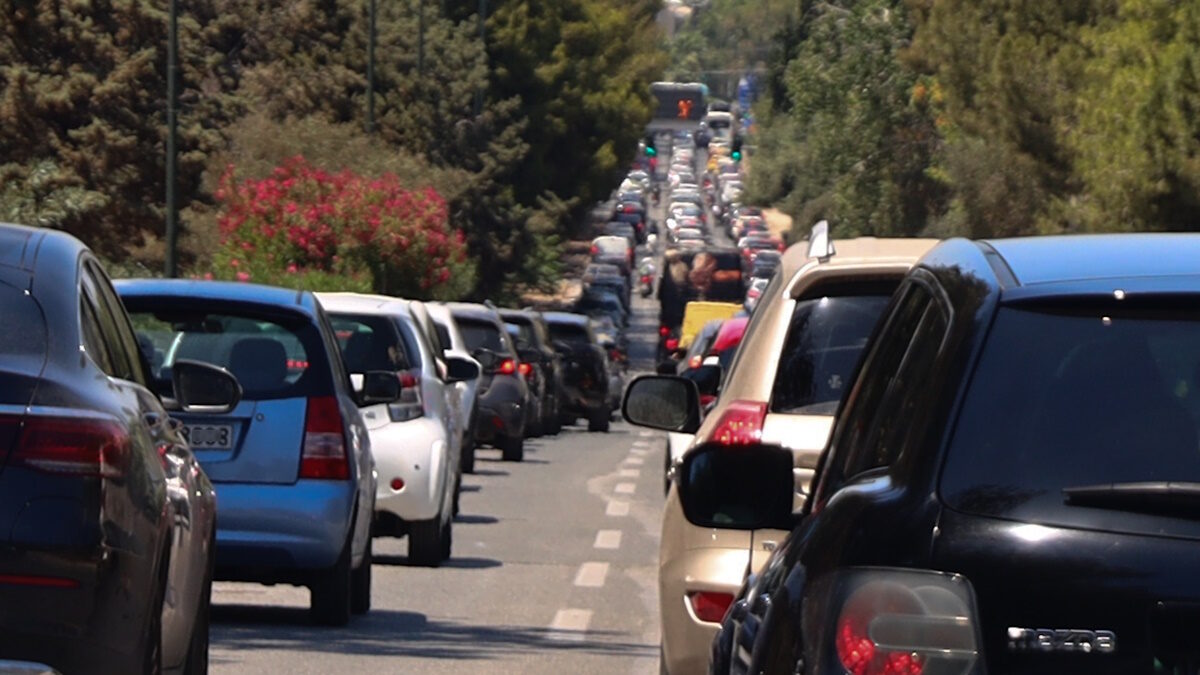 Τροχαίο με ανατροπή αυτοκινήτου στην Ποσειδώνος στο ύψος της μαρίνας του Αγίου Κοσμά – Κυκλοφοριακό χάος