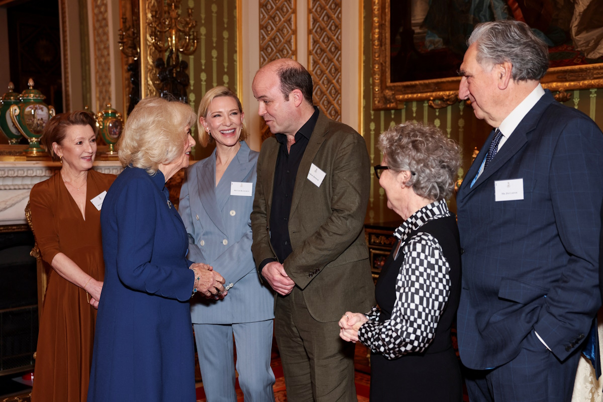 Η βασίλισσα Camilla με τους Lesley Manville, Cate Blanchett, Rory Kinnear, Imelda Staunton και Jim Carter