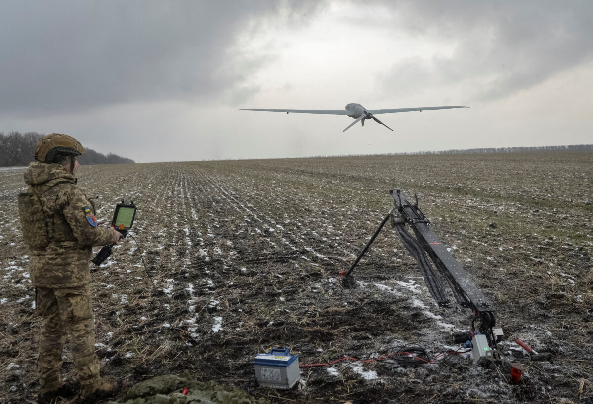 Ουκρανός στρατιώτης χειρίζεται drone