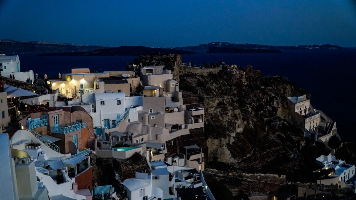 Σεισμοί στις Κυκλάδες: Ακόμη μια νύχτα αγωνίας στη Σαντορίνη, διαδοχικές οι σεισμικές δονήσεις – Ερήμωσε το νησί