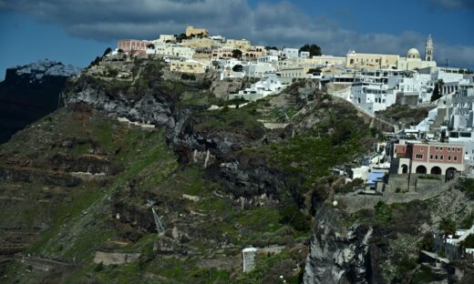 Σεισμοί στη Σαντορίνη: «Να σταματήσουν τα χολιγουντιανά τέρατα που ακούγονται» λέει ο Κώστας Παπαζάχος