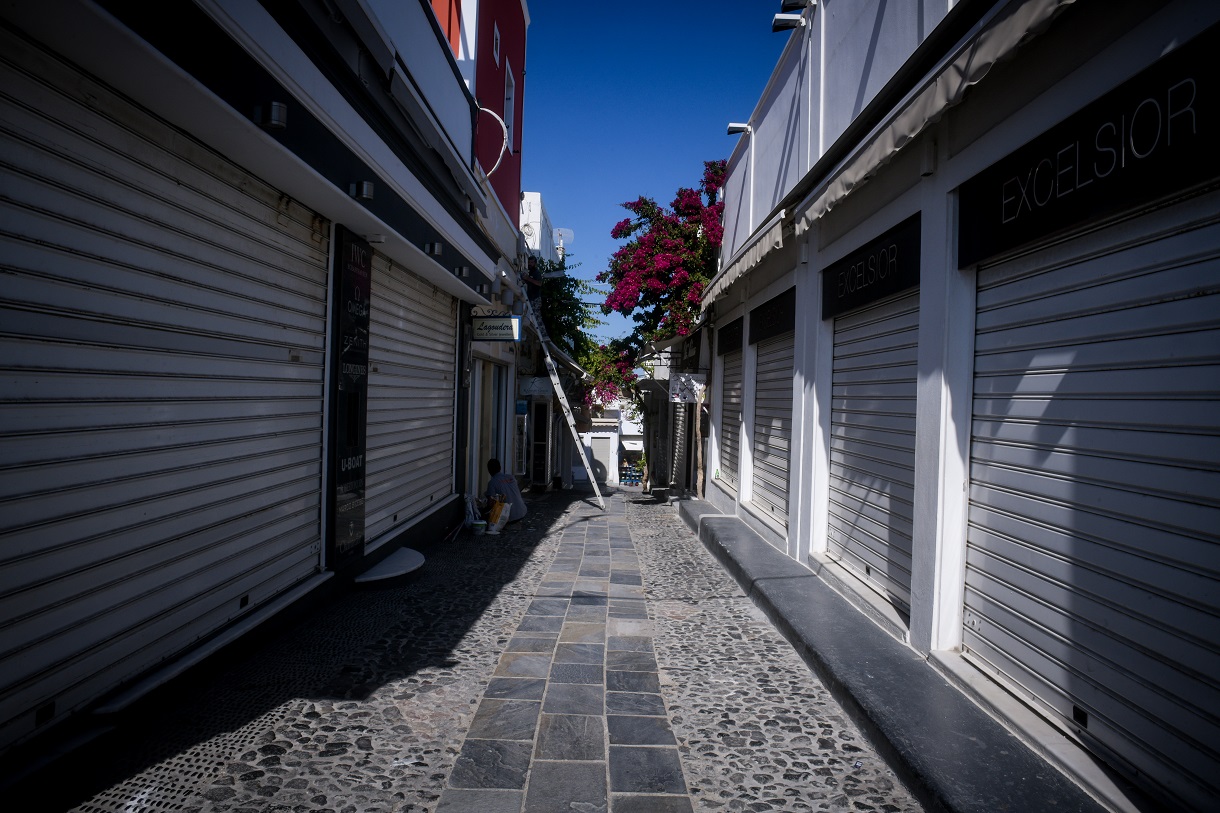 Ακόμη μια νύχτα αγωνίας στη Σαντορίνη, διαδοχικές οι σεισμικές δονήσεις – Ερήμωσε το νησί