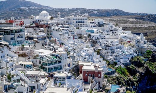 Σεισμοί στη Σαντορίνη: Έκτακτα μέτρα στήριξης για τις εμπορικές επιχειρήσεις του νησιού