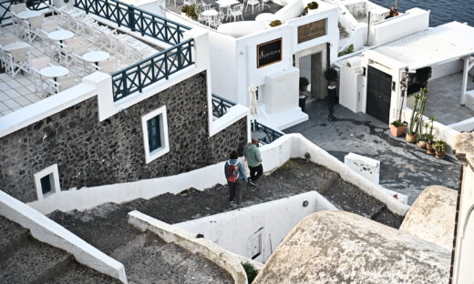 Σεισμοί στη Σαντορίνη: Πάνω από πέντε δονήσεις άνω των 4 Ρίχτερ σε μία ώρα – Αδειάζει το νησί