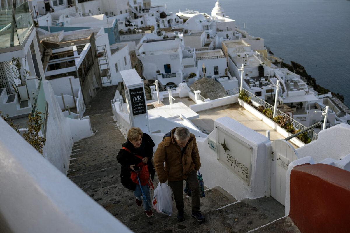 Σεισμοί στη Σαντορίνη: Πάνω από πέντε δονήσεις άνω των 4 Ρίχτερ σε μία ώρα – Αδειάζει το νησί