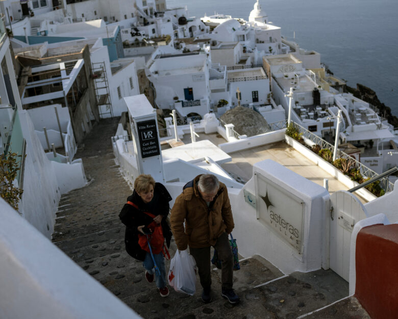 Σεισμοί στη Σαντορίνη: Πάνω από πέντε δονήσεις άνω των 4 Ρίχτερ σε μία ώρα – Αδειάζει το νησί