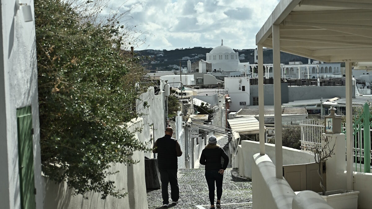 Σεισμοί στη Σαντορίνη: Οι κάτοικοι του νησιού αναφέρουν ζαλάδα και ναυτία – Τι είναι το σύνδρομο μετασεισμικής ζάλης