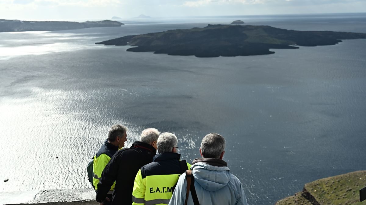 Σεισμοί στη Σαντορίνη: Φορητοί υποθαλάσσιοι σεισμογράφοι ποντίζονται στην Καλντέρα για να καταγράφουν τη σεισμική δραστηριότητα