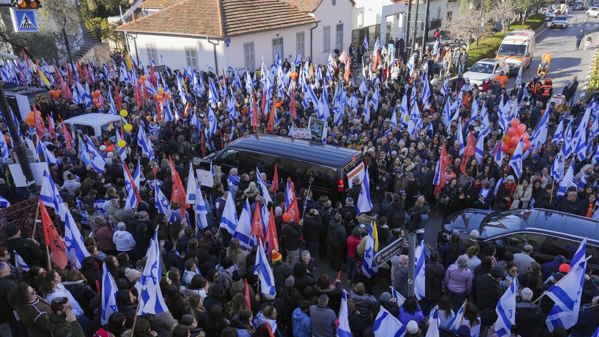 Ισραηλινοί βγήκαν στους δρόμους για να αποχαιρετήσουν την Σίρι Μπίμπας και τους δύο γιους της