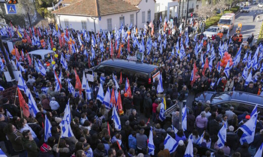 Ισραηλινοί βγήκαν στους δρόμους για να αποχαιρετήσουν την Σίρι Μπίμπας και τους δύο γιους της