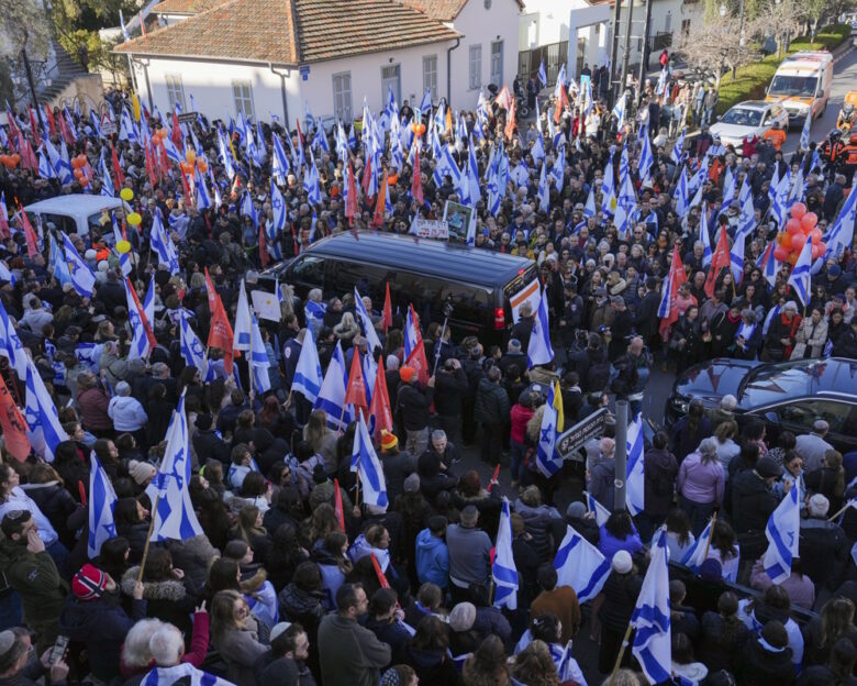 Το Ισραήλ αποχαιρετά τη Σίρι Μπίμπας και τους γιους της – Πλήθος κόσμου στους δρόμους από όπου περνά η νεκρώσιμη πομπή