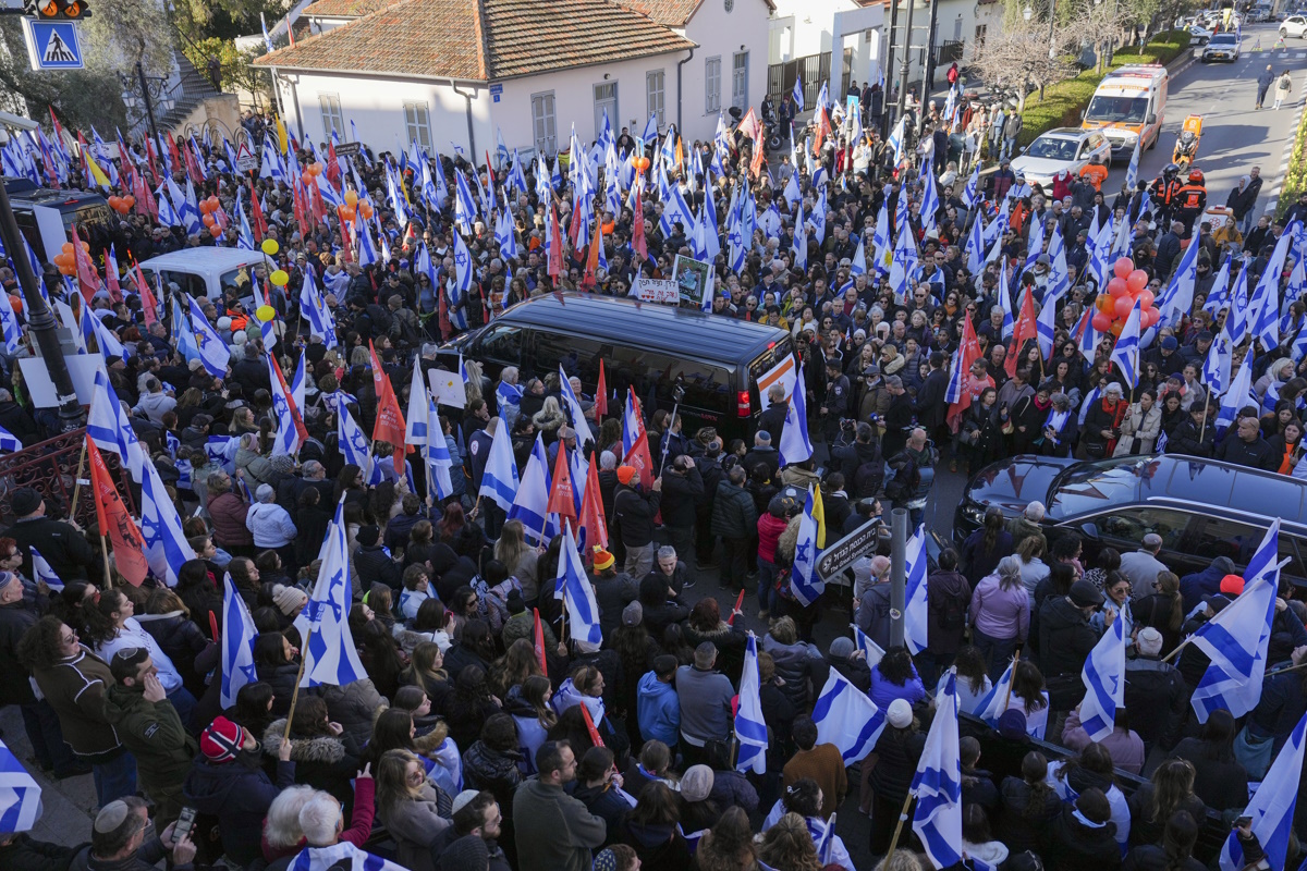 Ισραηλινοί βγήκαν στους δρόμους για να αποχαιρετήσουν την Σίρι Μπίμπας και τους δύο γιους της