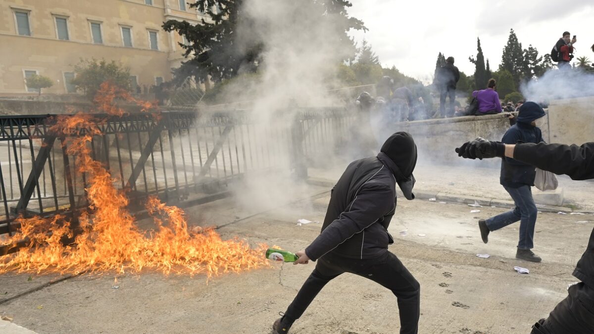 Επεισόδια στο συλλαλητήριο στο Σύνταγμα για τα Τέμπη