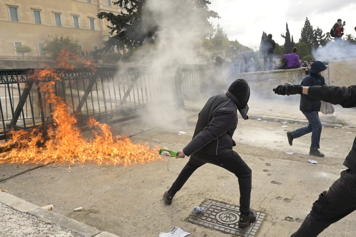 Επεισόδια στο συλλαλητήριο στο Σύνταγμα για τα Τέμπη