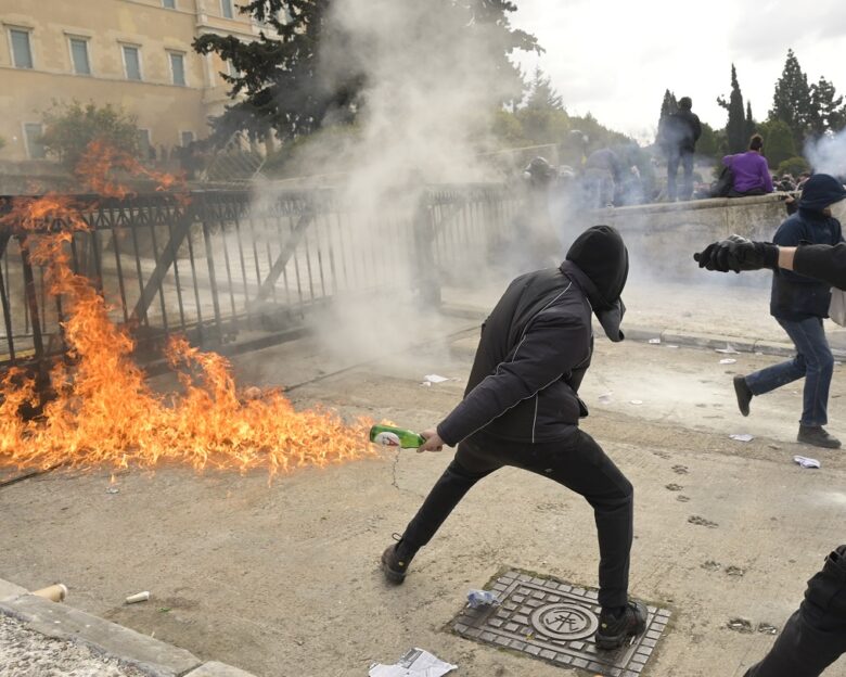 Τέμπη: Το σχέδιο των κουκουλοφόρων για να αμαυρώσουν το συλλαλητήριο στο Σύνταγμα – Πως δημιούργησαν τα επεισόδια