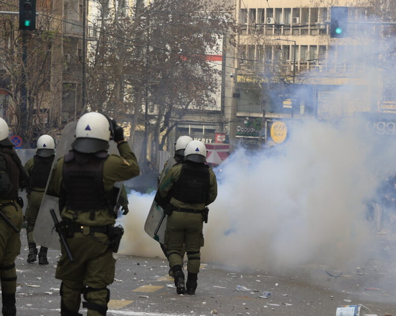 Τέμπη: Φωτορεπόρτερ τραυματίστηκε στο κεφάλι από χειροβομβίδα κρότου λάμψης στα επεισόδια στο Σύνταγμα