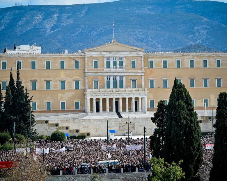 400 συγκεντρώσεις σε Ελλάδα και εξωτερικό σήμερα για Τέμπη  στο τραπέζι Προανακριτικές κατά Καραμανλή και άλλων πολιτικών  την Τετάρτη η πρόταση δυσπιστίας κατά της κυβέρνησης