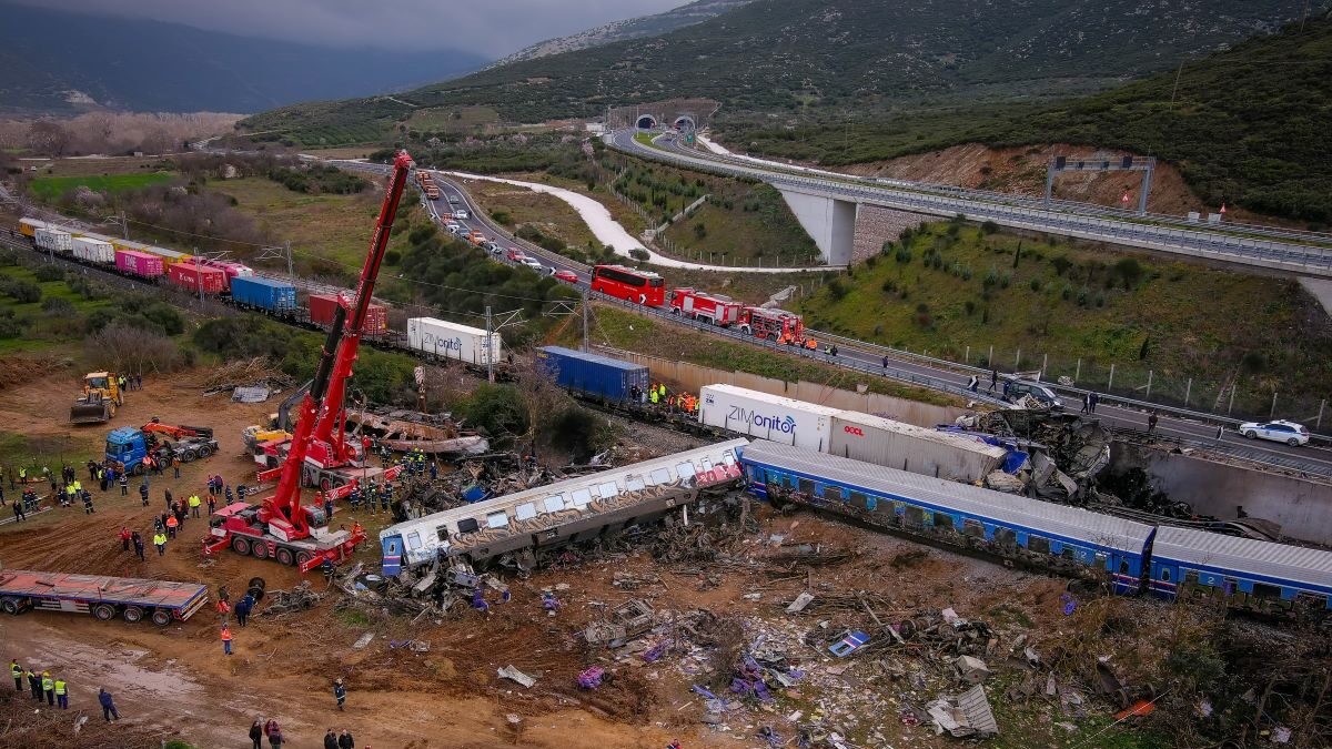 Τέμπη: Με μηδενική εμπειρία η αξιωματικός της Πυροσβεστικής που έστειλαν για αυτοψία