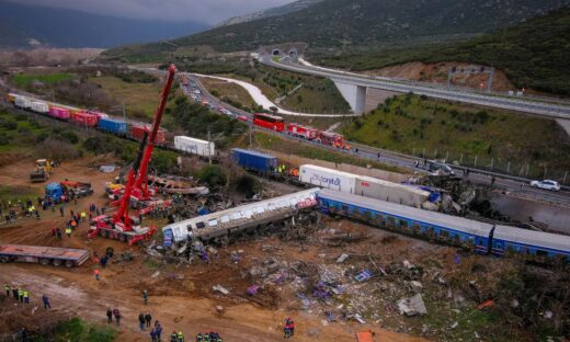 Τέμπη: Με μηδενική εμπειρία η αξιωματικός της Πυροσβεστικής που έστειλαν για αυτοψία