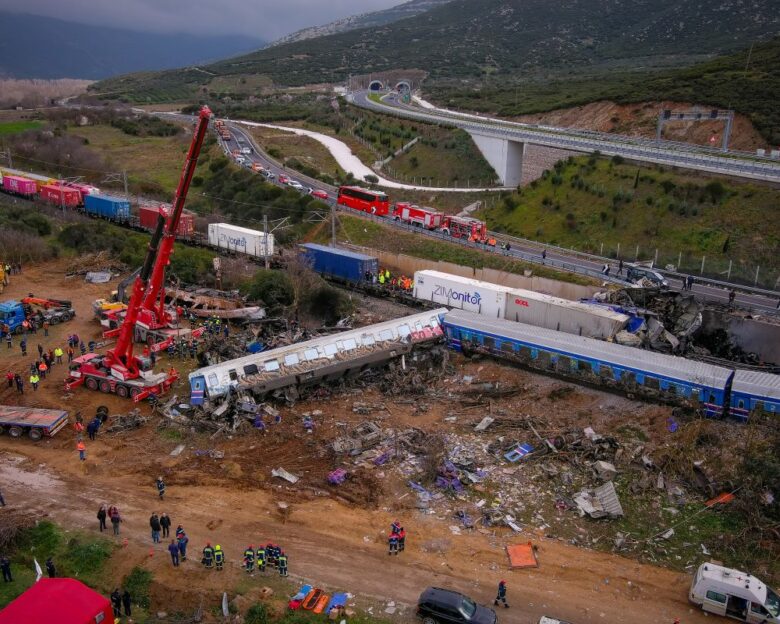 Τέμπη: Με μηδενική εμπειρία η αξιωματικός της Πυροσβεστικής που έστειλαν για αυτοψία