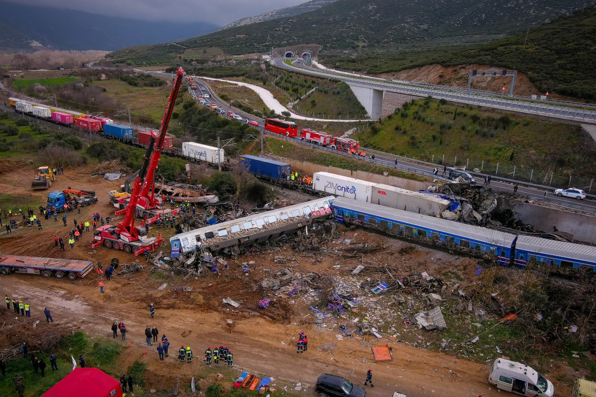 Τέμπη: Με μηδενική εμπειρία η αξιωματικός της Πυροσβεστικής που έστειλαν για αυτοψία