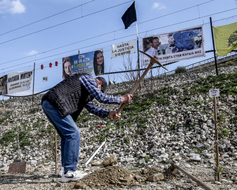 Άγρια κόντρα κυβέρνησης – ΠΑΣΟΚ για τα Τέμπη: Φλυαρία και μισόλογα καταλογίζουν οι μεν – Ανεπάρκεια και ανυποληψία οι δε