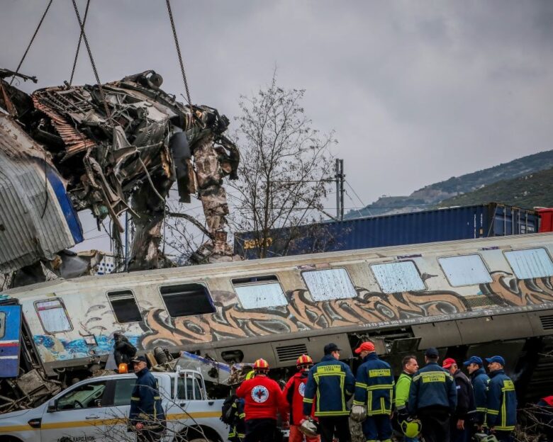 Κόντρα ΝΔ – ΠΑΣΟΚ για τα Τέμπη και τα περί «συγκάλυψης»: «Τα ”μαζεύει” ο κ. Ανδρουλάκης» – «Ας κοιταχτούν στον καθρέφτη»