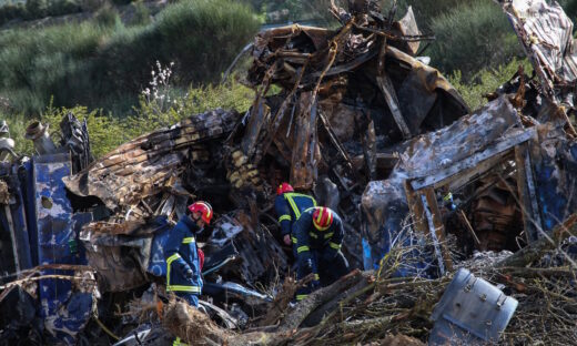 Αντίστροφη μέτρηση για την Προανακριτική για τα Τέμπη: Τα «όπλα» της κυβέρνησης απέναντι στο «σκληρό ροκ» της αντιπολίτευσης