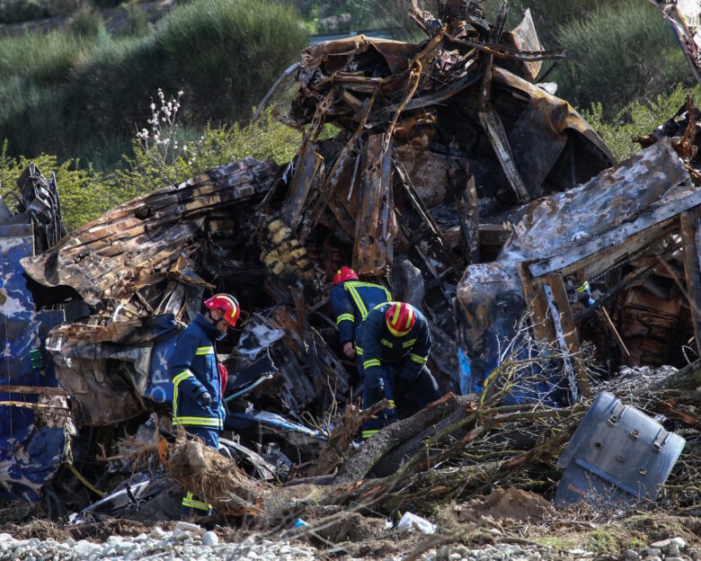 Αντίστροφη μέτρηση για την Προανακριτική για τα Τέμπη: Τα «όπλα» της κυβέρνησης απέναντι στο «σκληρό ροκ» της αντιπολίτευσης