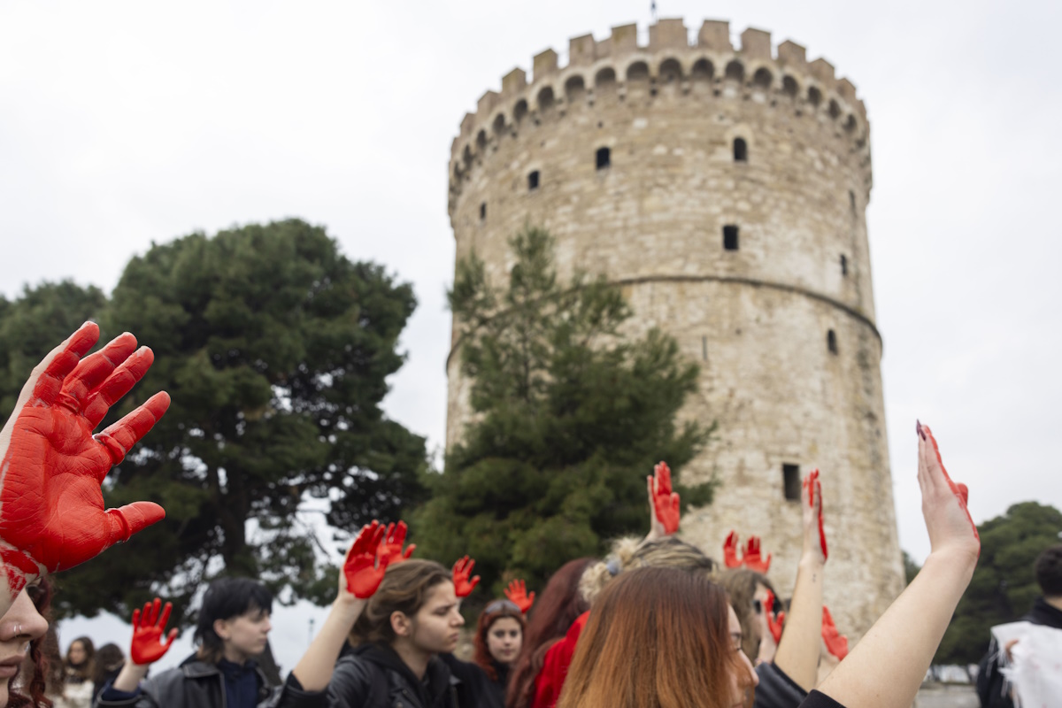 Φοιτητές διαδηλώνουν μπροστά από τον Λευκό Πύργο