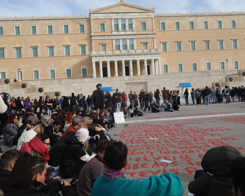 Σε αναμμένα κάρβουνα η κυβέρνηση για τα συλλαλητήρια για τα Τέμπη: «Η αντιπολίτευση θέλει μπάχαλο και αποσταθεροποίηση»