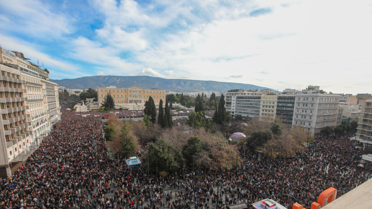 Συλλαλητήριο στην πλατεία Συντάγματος για το σιδηροδρομικό δυστύχημα στα Τέμπη