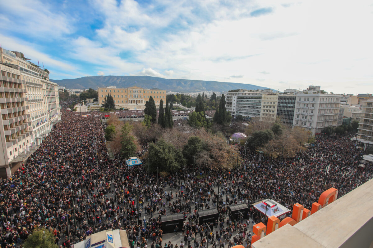 Συλλαλητήριο στην πλατεία Συντάγματος για το σιδηροδρομικό δυστύχημα στα Τέμπη