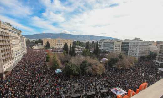 Συλλαλητήριο στην πλατεία Συντάγματος για το σιδηροδρομικό δυστύχημα στα Τέμπη