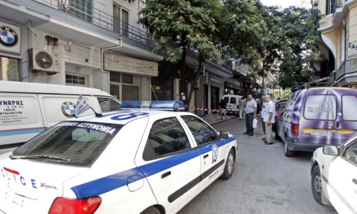 Θεσσαλονίκη: Πέταξαν καρέκλα από ταράτσα σε περιπολικό