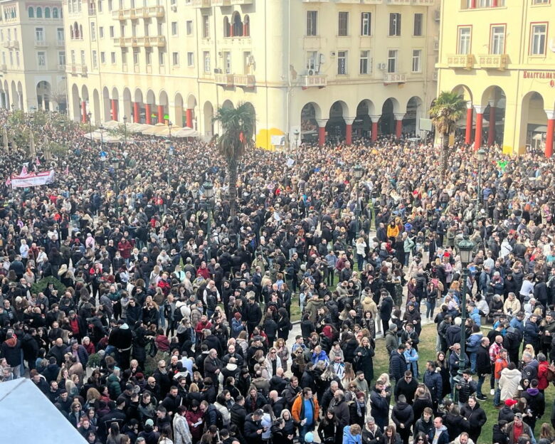 Πορεία για τα Τέμπη στη Θεσσαλονίκη: «Βουλιάζει» το κέντρο της πόλης από τη συγκέντρωση διαμαρτυρίας – Πολίτες με πανό ζητούν δικαίωση