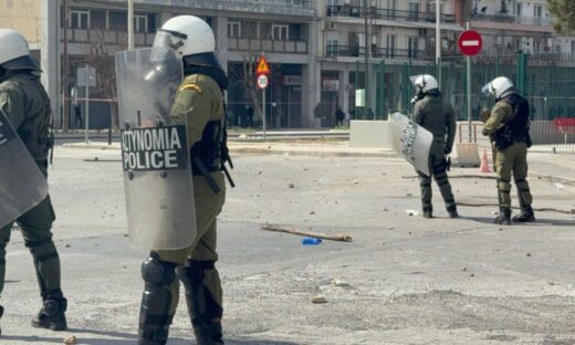 Τέμπη: Επεισόδια και στη Θεσσαλονίκη με μολότοφ και χημικά έξω από τον ΟΣΕ