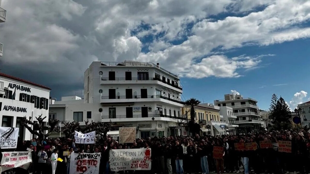 Φωτογραφία από τον παραλιακό δρόμο της Τήνου