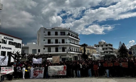 Φωτογραφία από τον παραλιακό δρόμο της Τήνου