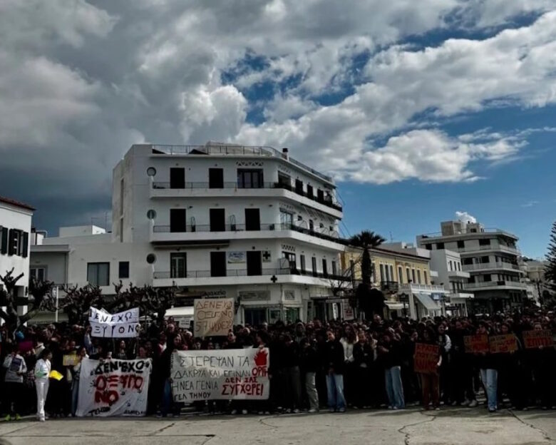 Η Τήνος έστειλε το μήνυμά της για τα Τέμπη: Μαζική συγκέντρωση και πορεία στην παραλία