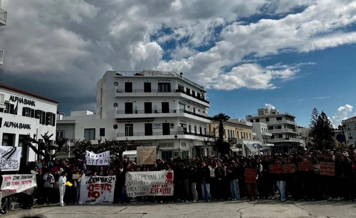 Φωτογραφία από τον παραλιακό δρόμο της Τήνου