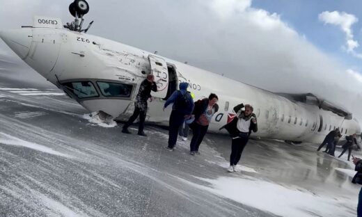 Το αναποδογυρισμένο αεροσκάφος στο Τορόντο